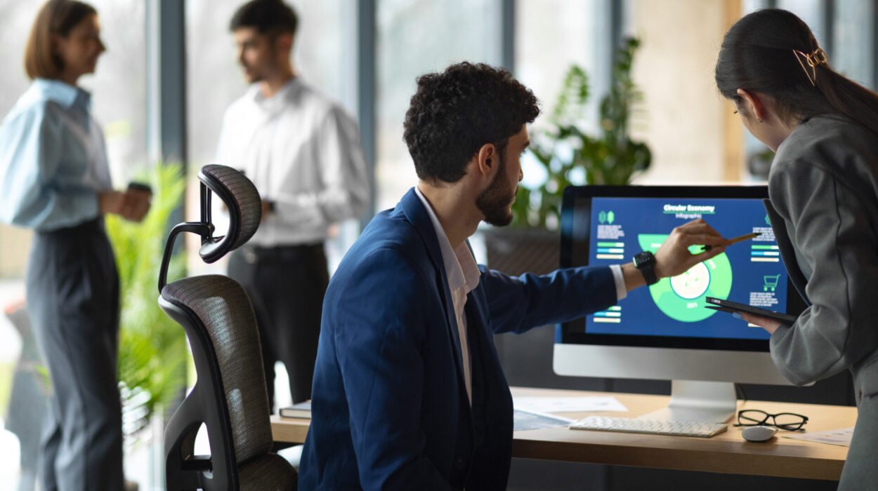 Cómo las automatizaciones inteligentes están revolucionando las empresas argentinas 1 gente en la oficina analizando y revisando graficos financieros
