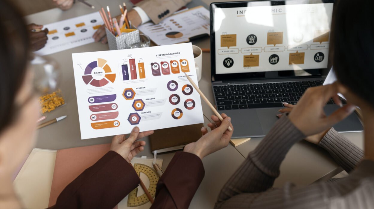 personas de alto angulo que trabajan con computadora portatil