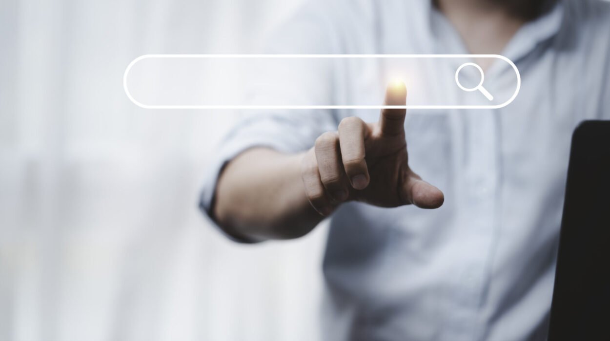 SEO local: cómo aparecer en Google cuando buscan tu servicio en tu ciudad (y no morir ignorado) 1 hand touching with search icon search engine optimisation seo concept find information by internet connection