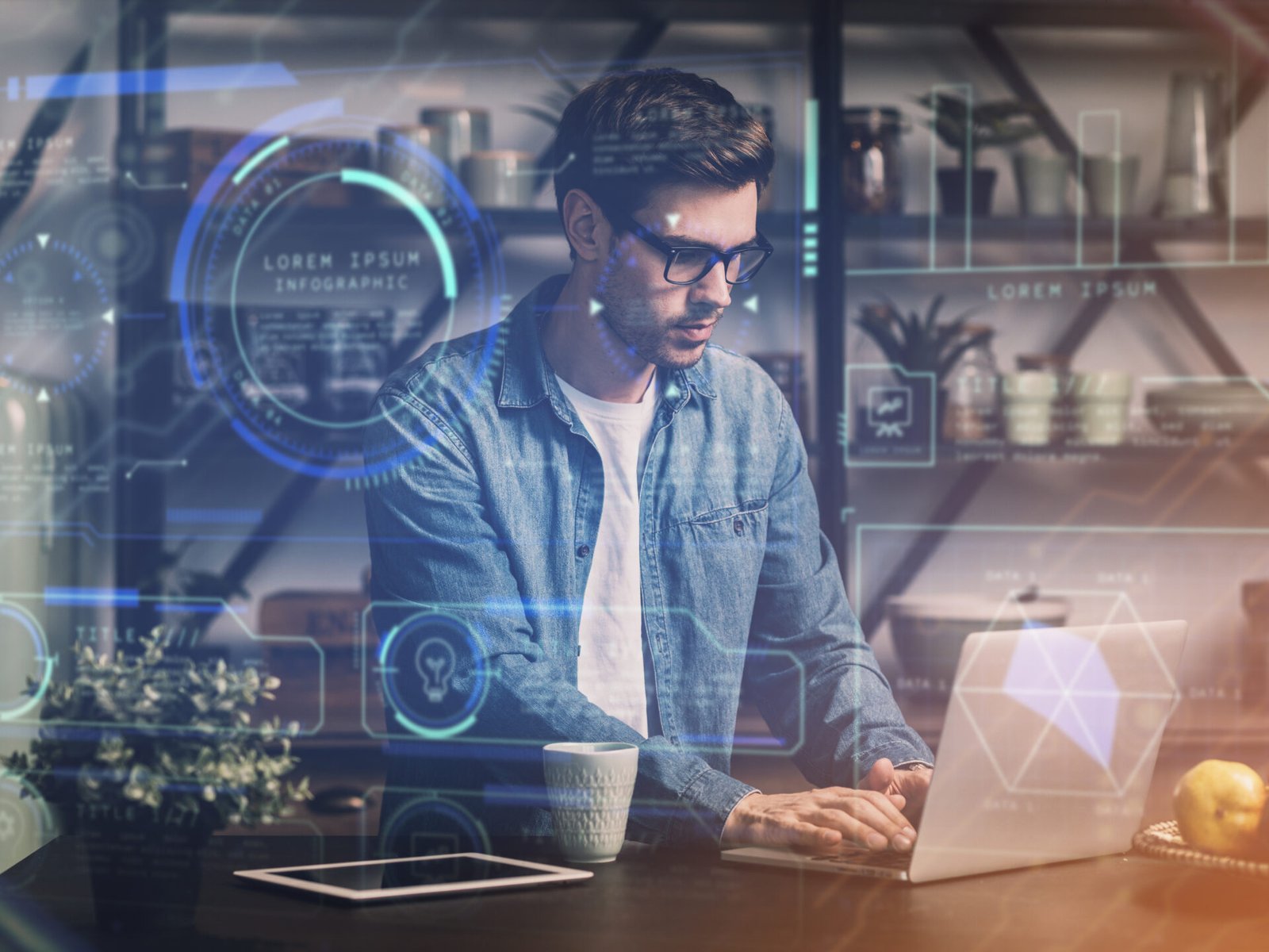 persona trabajando html en computadora